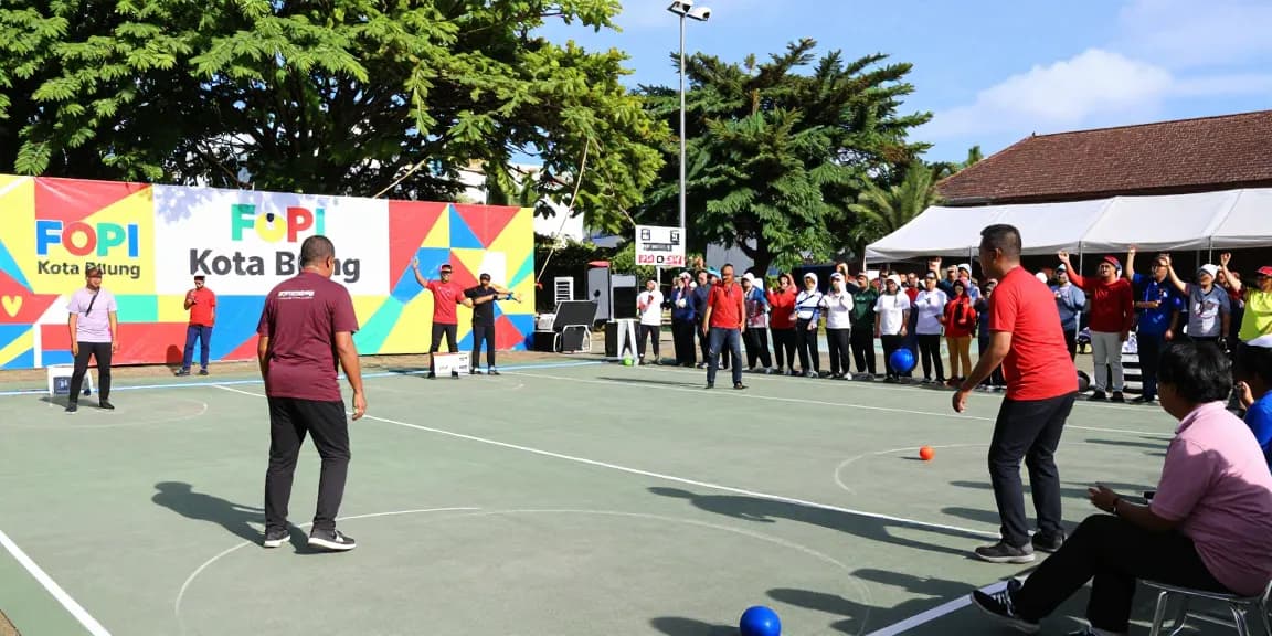 Pengunjung fopikotabitung.org sedang menikmati pertandingan petanque di lapangan luar ruangan, suasana meriah dan pertunjukan komunitas.