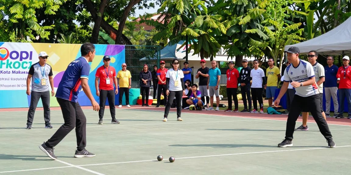 Aktivitas olahraga di fopikotamakassar.org, atlet bermain petanque dengan semangat di lapangan terbuka.